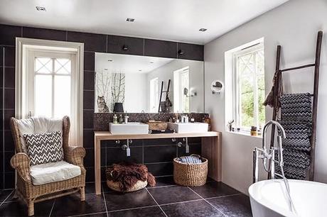 UN BAÑO CON ELEGANTES ELEMENTOS ETNICOS