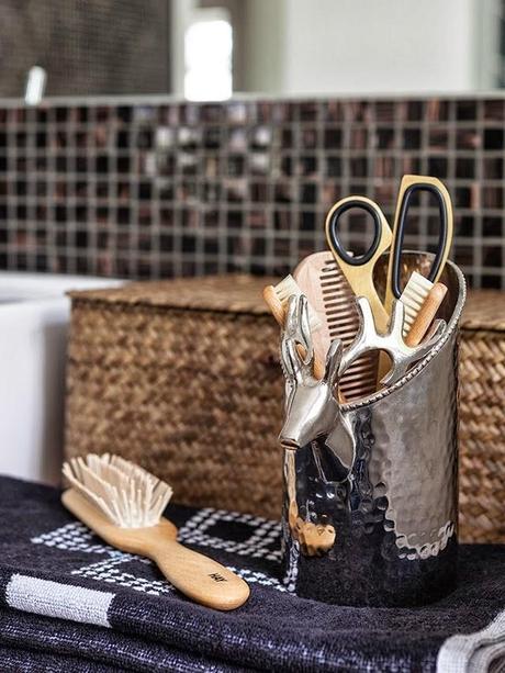 UN BAÑO CON ELEGANTES ELEMENTOS ETNICOS