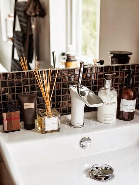 UN BAÑO CON ELEGANTES ELEMENTOS ETNICOS