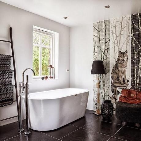 UN BAÑO CON ELEGANTES ELEMENTOS ETNICOS