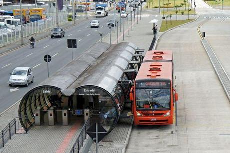 El sistema tipo BRT de Curitiba es un referente mundial