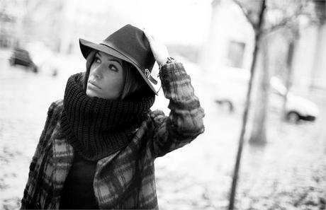 street style barbara crespo autumn leaves puerta alcala madrid fashion blogger outfit street style barbara crespo autumn leaves puerta alcala madrid fashion blogger outfit