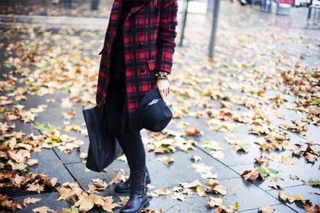 street style barbara crespo autumn leaves puerta alcala madrid fashion blogger outfit street style barbara crespo autumn leaves puerta alcala madrid fashion blogger outfit