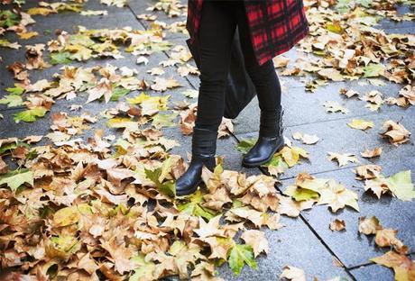 street style barbara crespo autumn leaves puerta alcala madrid fashion blogger outfit street style barbara crespo autumn leaves puerta alcala madrid fashion blogger outfit