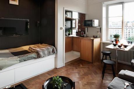 Un estudio de 27 m² en el centro de Estocolmo parquet de roble aceitado interiores espacios pequeños mini pisos estudios estilo nórdico escandinavo decoración estudios mini pisos decoración en colores madera oscuros decoración diseño de interiores espacios pequeños cocinas pequeñas decoración calefacción por suelo radiante blog decoración estilo nórdico escandinavo baldosas subway negras ladrillo visto decoración