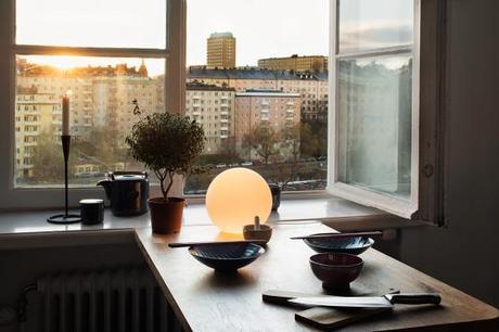 Un estudio de 27 m² en el centro de Estocolmo parquet de roble aceitado interiores espacios pequeños mini pisos estudios estilo nórdico escandinavo decoración estudios mini pisos decoración en colores madera oscuros decoración diseño de interiores espacios pequeños cocinas pequeñas decoración calefacción por suelo radiante blog decoración estilo nórdico escandinavo baldosas subway negras ladrillo visto decoración