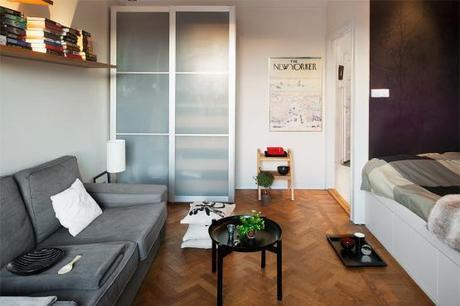 Un estudio de 27 m² en el centro de Estocolmo parquet de roble aceitado interiores espacios pequeños mini pisos estudios estilo nórdico escandinavo decoración estudios mini pisos decoración en colores madera oscuros decoración diseño de interiores espacios pequeños cocinas pequeñas decoración calefacción por suelo radiante blog decoración estilo nórdico escandinavo baldosas subway negras ladrillo visto decoración