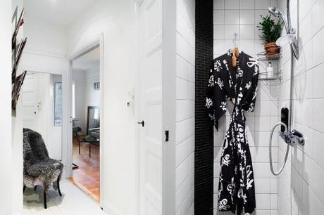 Un estudio de 27 m² en el centro de Estocolmo parquet de roble aceitado interiores espacios pequeños mini pisos estudios estilo nórdico escandinavo decoración estudios mini pisos decoración en colores madera oscuros decoración diseño de interiores espacios pequeños cocinas pequeñas decoración calefacción por suelo radiante blog decoración estilo nórdico escandinavo baldosas subway negras ladrillo visto decoración