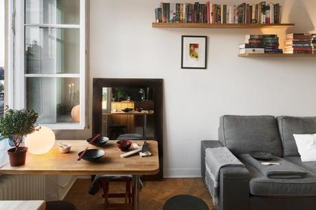 Un estudio de 27 m² en el centro de Estocolmo parquet de roble aceitado interiores espacios pequeños mini pisos estudios estilo nórdico escandinavo decoración estudios mini pisos decoración en colores madera oscuros decoración diseño de interiores espacios pequeños cocinas pequeñas decoración calefacción por suelo radiante blog decoración estilo nórdico escandinavo baldosas subway negras ladrillo visto decoración