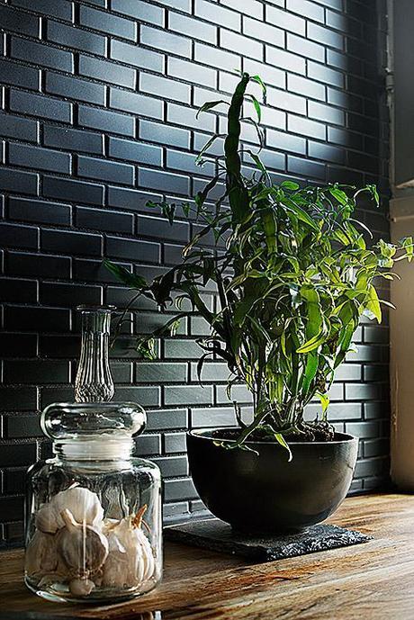 Un estudio de 27 m² en el centro de Estocolmo parquet de roble aceitado interiores espacios pequeños mini pisos estudios estilo nórdico escandinavo decoración estudios mini pisos decoración en colores madera oscuros decoración diseño de interiores espacios pequeños cocinas pequeñas decoración calefacción por suelo radiante blog decoración estilo nórdico escandinavo baldosas subway negras ladrillo visto decoración