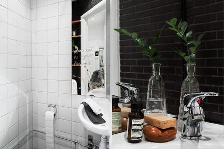 Un estudio de 27 m² en el centro de Estocolmo parquet de roble aceitado interiores espacios pequeños mini pisos estudios estilo nórdico escandinavo decoración estudios mini pisos decoración en colores madera oscuros decoración diseño de interiores espacios pequeños cocinas pequeñas decoración calefacción por suelo radiante blog decoración estilo nórdico escandinavo baldosas subway negras ladrillo visto decoración