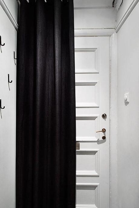 Un estudio de 27 m² en el centro de Estocolmo parquet de roble aceitado interiores espacios pequeños mini pisos estudios estilo nórdico escandinavo decoración estudios mini pisos decoración en colores madera oscuros decoración diseño de interiores espacios pequeños cocinas pequeñas decoración calefacción por suelo radiante blog decoración estilo nórdico escandinavo baldosas subway negras ladrillo visto decoración