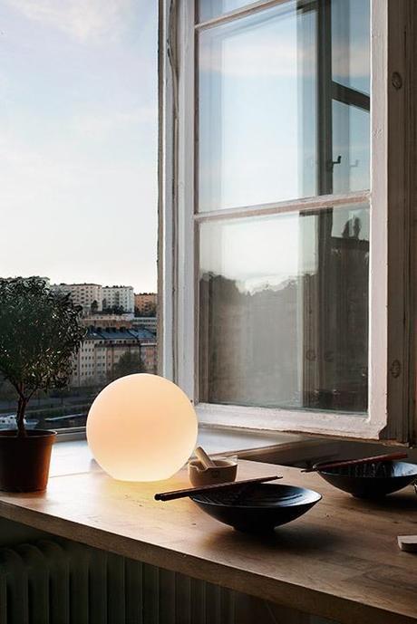 Un estudio de 27 m² en el centro de Estocolmo parquet de roble aceitado interiores espacios pequeños mini pisos estudios estilo nórdico escandinavo decoración estudios mini pisos decoración en colores madera oscuros decoración diseño de interiores espacios pequeños cocinas pequeñas decoración calefacción por suelo radiante blog decoración estilo nórdico escandinavo baldosas subway negras ladrillo visto decoración