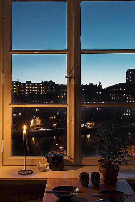 Un estudio de 27 m² en el centro de Estocolmo parquet de roble aceitado interiores espacios pequeños mini pisos estudios estilo nórdico escandinavo decoración estudios mini pisos decoración en colores madera oscuros decoración diseño de interiores espacios pequeños cocinas pequeñas decoración calefacción por suelo radiante blog decoración estilo nórdico escandinavo baldosas subway negras ladrillo visto decoración