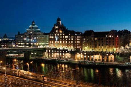 Un estudio de 27 m² en el centro de Estocolmo parquet de roble aceitado interiores espacios pequeños mini pisos estudios estilo nórdico escandinavo decoración estudios mini pisos decoración en colores madera oscuros decoración diseño de interiores espacios pequeños cocinas pequeñas decoración calefacción por suelo radiante blog decoración estilo nórdico escandinavo baldosas subway negras ladrillo visto decoración