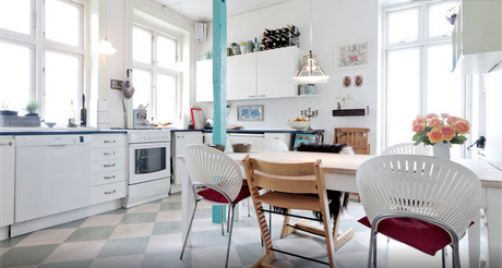cocina de estilo danés alegre y retro