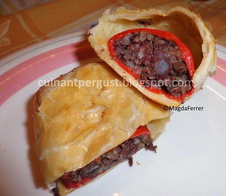 Hojaldres de morcilla envuelta en pimiento del piquillo Hojaldres de morcilla envuelta en pimiento del piquillo
