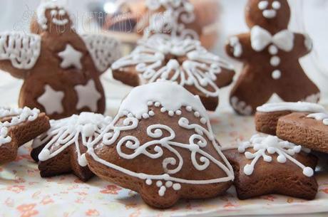 GALLETAS DE JENGIBRE DECORADAS CON GLASA A PINCEL