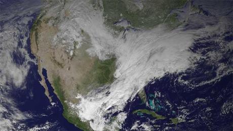 aire húmedo del Golfo de México y el aire frío desde Canadá moviéndose a través de los EE.UU.