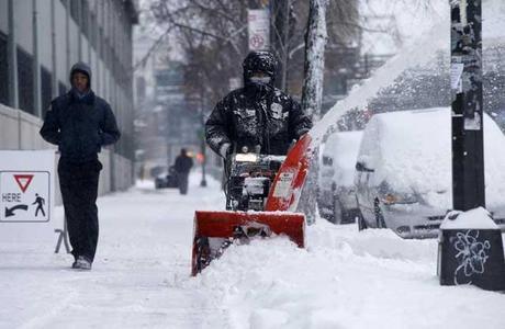 tormenta de nieve en Estados Unidos, despejando la acera