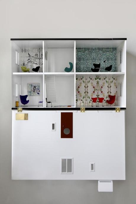 Una casa de muñecas, pero no un juguete sillón huevo egg arne jacbosen sillón cisne swan arne jacobsen silla hormiga ant arne jacobsen silla 7 arne jacobsen muebles y casas miniaturas miniaturas mid century modern juguetes miniaturas para adultos juguetes arquitectura diseño danés nórdico escandinavo diseñador y arquitecto danés Arne Jacobsen blog decoración diseño danés