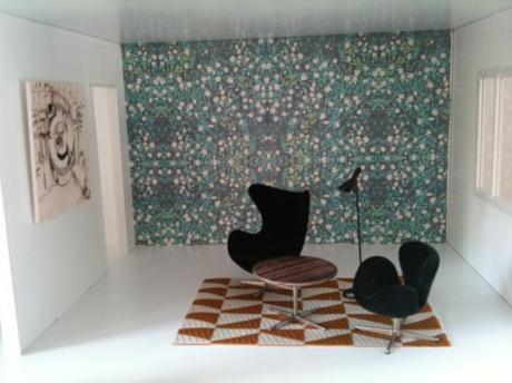 Una casa de muñecas, pero no un juguete sillón huevo egg arne jacbosen sillón cisne swan arne jacobsen silla hormiga ant arne jacobsen silla 7 arne jacobsen muebles y casas miniaturas miniaturas mid century modern juguetes miniaturas para adultos juguetes arquitectura diseño danés nórdico escandinavo diseñador y arquitecto danés Arne Jacobsen blog decoración diseño danés