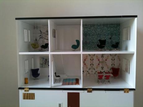 Una casa de muñecas, pero no un juguete sillón huevo egg arne jacbosen sillón cisne swan arne jacobsen silla hormiga ant arne jacobsen silla 7 arne jacobsen muebles y casas miniaturas miniaturas mid century modern juguetes miniaturas para adultos juguetes arquitectura diseño danés nórdico escandinavo diseñador y arquitecto danés Arne Jacobsen blog decoración diseño danés