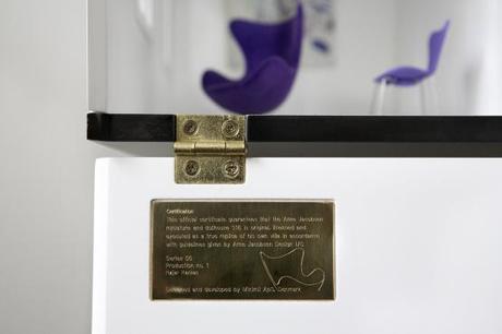 Una casa de muñecas, pero no un juguete sillón huevo egg arne jacbosen sillón cisne swan arne jacobsen silla hormiga ant arne jacobsen silla 7 arne jacobsen muebles y casas miniaturas miniaturas mid century modern juguetes miniaturas para adultos juguetes arquitectura diseño danés nórdico escandinavo diseñador y arquitecto danés Arne Jacobsen blog decoración diseño danés