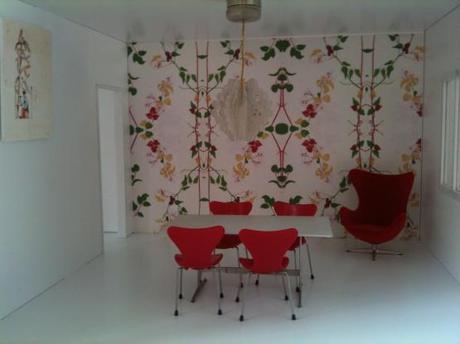 Una casa de muñecas, pero no un juguete sillón huevo egg arne jacbosen sillón cisne swan arne jacobsen silla hormiga ant arne jacobsen silla 7 arne jacobsen muebles y casas miniaturas miniaturas mid century modern juguetes miniaturas para adultos juguetes arquitectura diseño danés nórdico escandinavo diseñador y arquitecto danés Arne Jacobsen blog decoración diseño danés