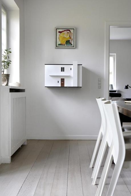 Una casa de muñecas, pero no un juguete sillón huevo egg arne jacbosen sillón cisne swan arne jacobsen silla hormiga ant arne jacobsen silla 7 arne jacobsen muebles y casas miniaturas miniaturas mid century modern juguetes miniaturas para adultos juguetes arquitectura diseño danés nórdico escandinavo diseñador y arquitecto danés Arne Jacobsen blog decoración diseño danés