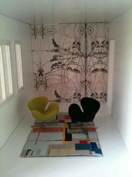 Una casa de muñecas, pero no un juguete sillón huevo egg arne jacbosen sillón cisne swan arne jacobsen silla hormiga ant arne jacobsen silla 7 arne jacobsen muebles y casas miniaturas miniaturas mid century modern juguetes miniaturas para adultos juguetes arquitectura diseño danés nórdico escandinavo diseñador y arquitecto danés Arne Jacobsen blog decoración diseño danés