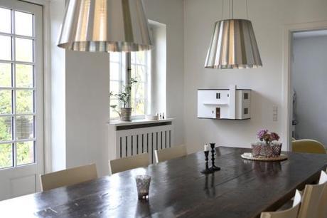 Una casa de muñecas, pero no un juguete sillón huevo egg arne jacbosen sillón cisne swan arne jacobsen silla hormiga ant arne jacobsen silla 7 arne jacobsen muebles y casas miniaturas miniaturas mid century modern juguetes miniaturas para adultos juguetes arquitectura diseño danés nórdico escandinavo diseñador y arquitecto danés Arne Jacobsen blog decoración diseño danés