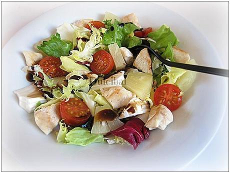 ENSALADA CON POLLO Y PIÑA