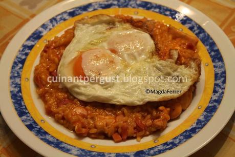 Paella de pollo y bacon con huevo frito