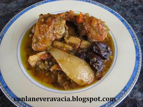 POLLO DE CORRAL AL CAVA CON PERAS Y CIRUELAS