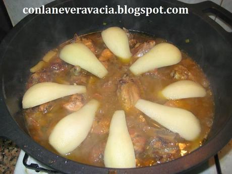 POLLO DE CORRAL AL CAVA CON PERAS Y CIRUELAS