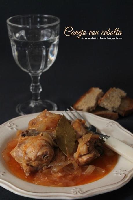 Conejo con cebolla