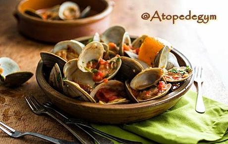 Almejas al vapor en salsa picante de tomate