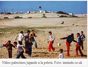 Niños palestinos piden a la ONU que Israel les devuelva un balón