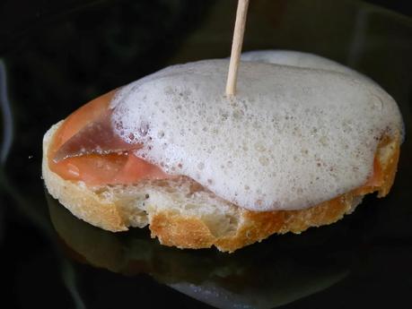 Pintxo molecular de anchoa y tomate