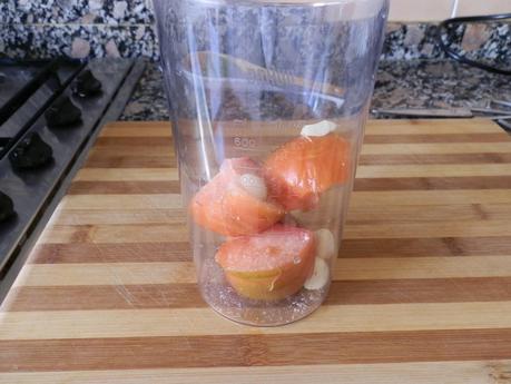 Pintxo molecular de anchoa y tomate