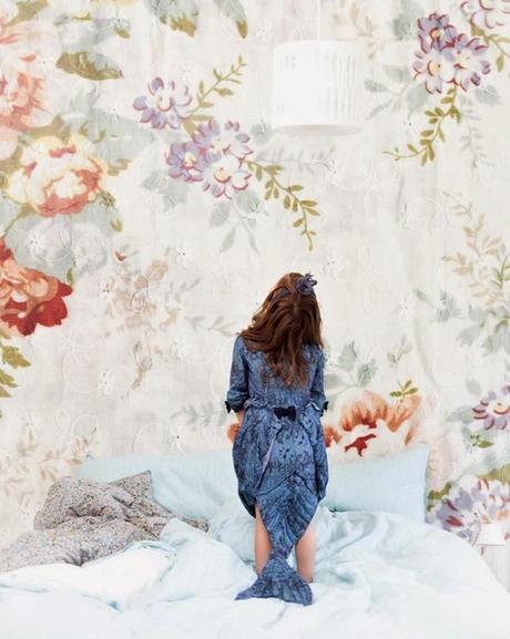 PAPEL PINTADO CON FLORES BORDADAS