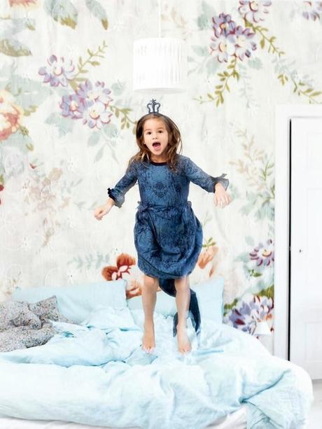 PAPEL PINTADO CON FLORES BORDADAS