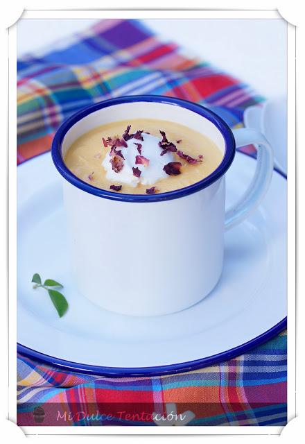 Crema de Calabaza con Queso y Pétalos de Rosa