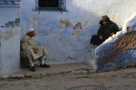 Otros dos hombres dialogan en los umbrales de sus de casas en Chauen