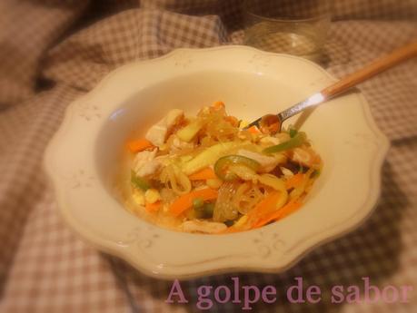 Fideos de soja con pollo y verduras