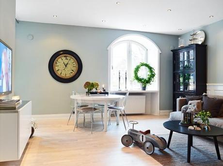 ventanas abovedadas decoración rodapies altos de madera blanca paredes grises carpintería blanca estilo nórdico escandinavo decoración salones decoración nórdica de contrastes Decoración elegante con contrastes decoración cocinas modernas cocinas con isla de madera blog decoración nordica escandinava 