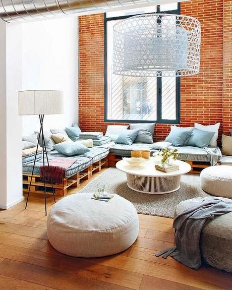 UN SALON REALIZADO CON PALES