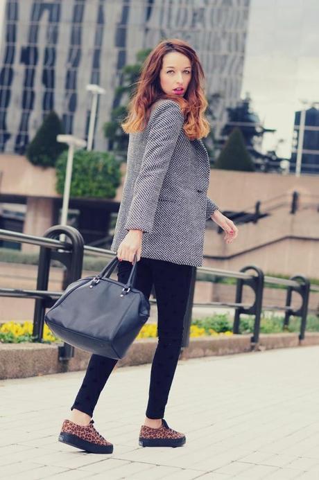 TENDENCIA: ABRIGO TWEED + SUPERGA TENDENCIA: ABRIGO TWEED + SUPERGA