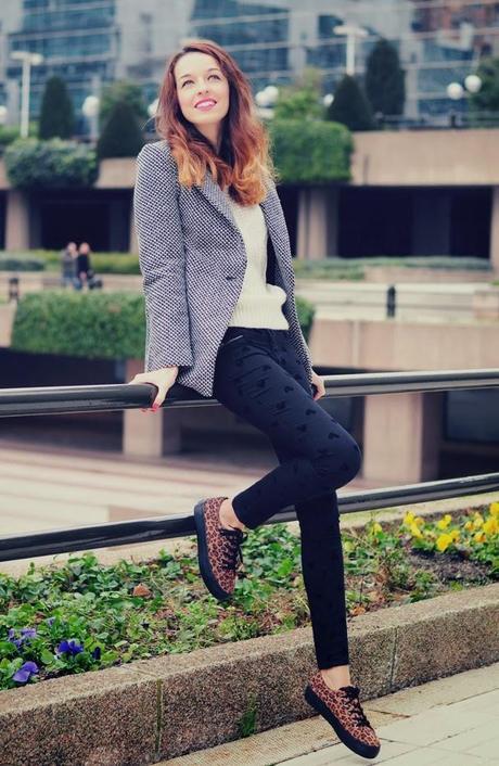 TENDENCIA: ABRIGO TWEED + SUPERGA TENDENCIA: ABRIGO TWEED + SUPERGA